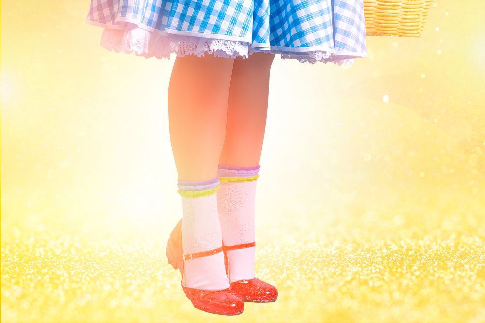 Il Mago di Oz, asta milionaria e cimeli da record: le scarpe rosse incantano ancora